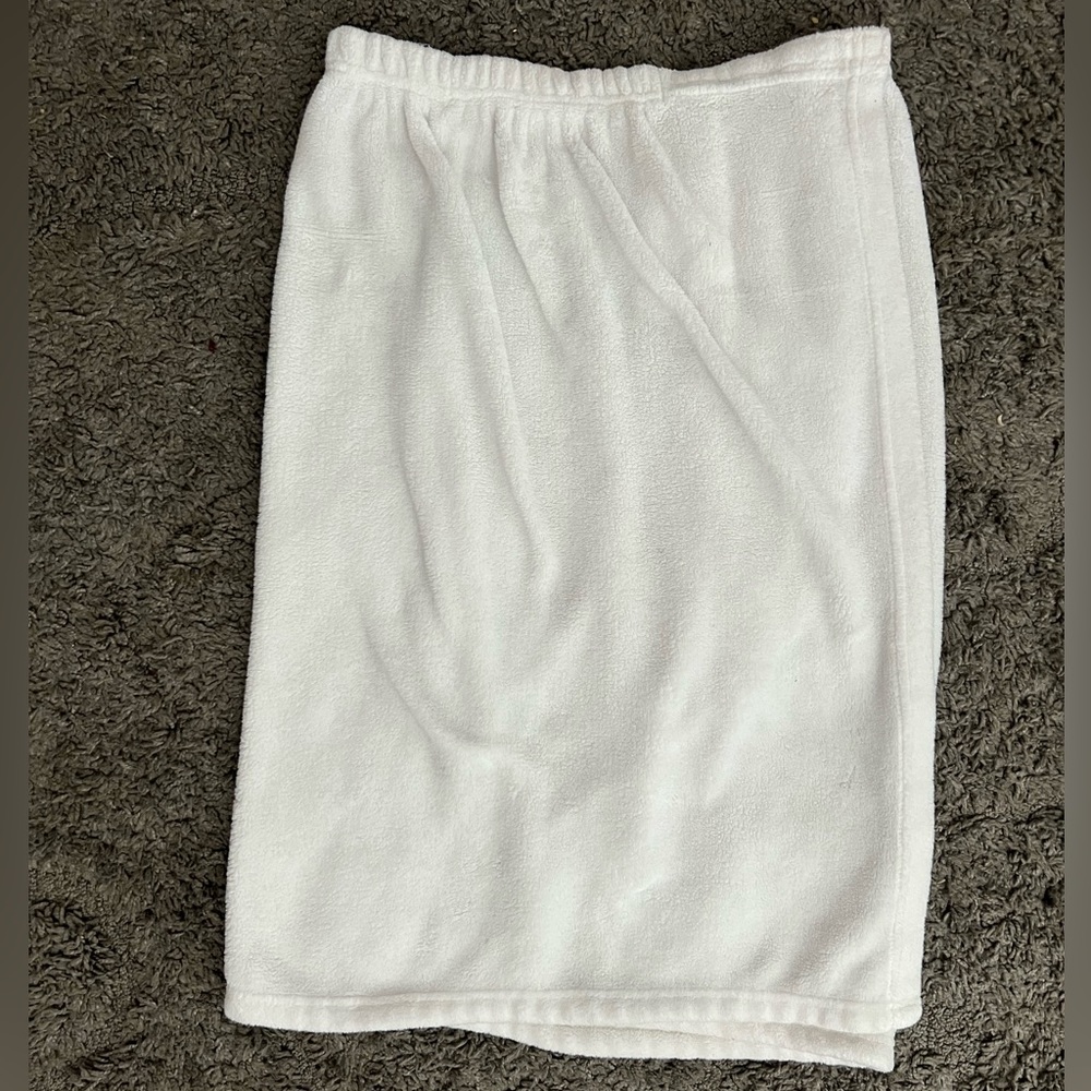 Fluffy White Velcro Body Wraparound Towel One Size Never Used NWOT